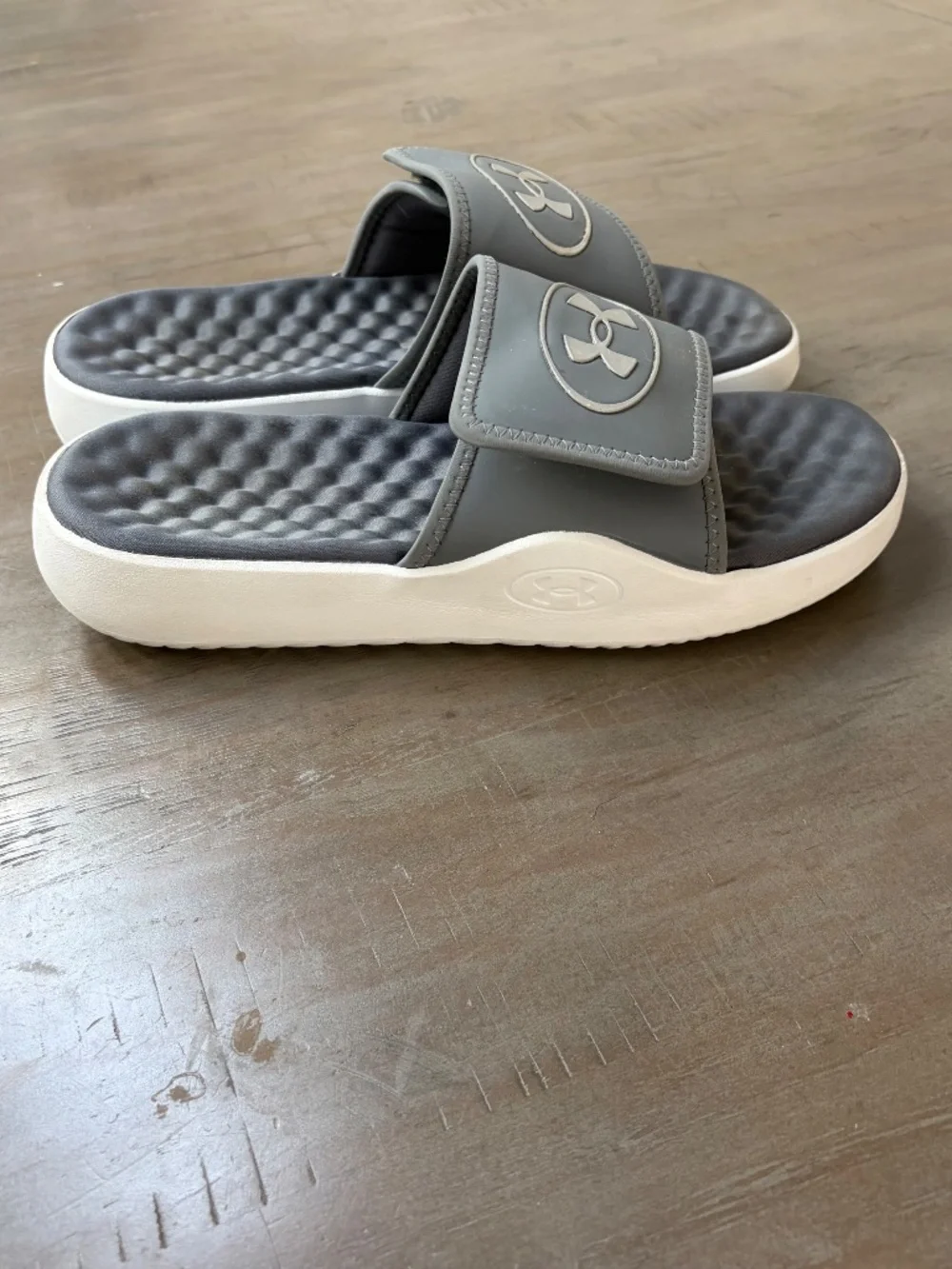 Under Armor Men’s grey, Ignite Pro 8 Slide Sandals.